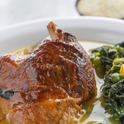 Pato no tucupi com jambu servido em prato tradicional - comida típica da região Norte do Brasil