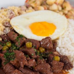 Prato de picadinho de carne com arroz, farofa e ovo – comida típica do Sudeste brasileiro.