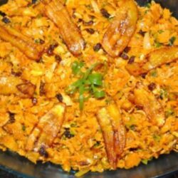 Pirarucu de casaca servido com banana-da-terra, farinha e legumes – comida típica da região Norte do Brasil