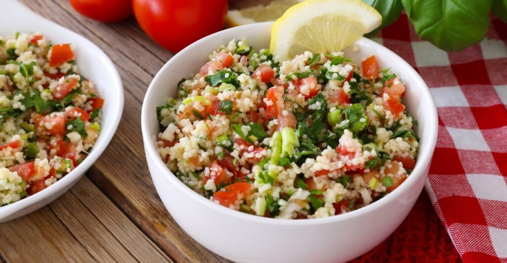 Tabule fresco da culinária árabe com salsinha, tomate, hortelã e trigo para quibe.