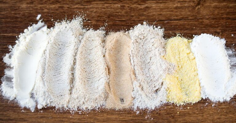 Diversos tipos de farinha, incluindo de trigo, de coco, integral, de milho e de amêndoas.