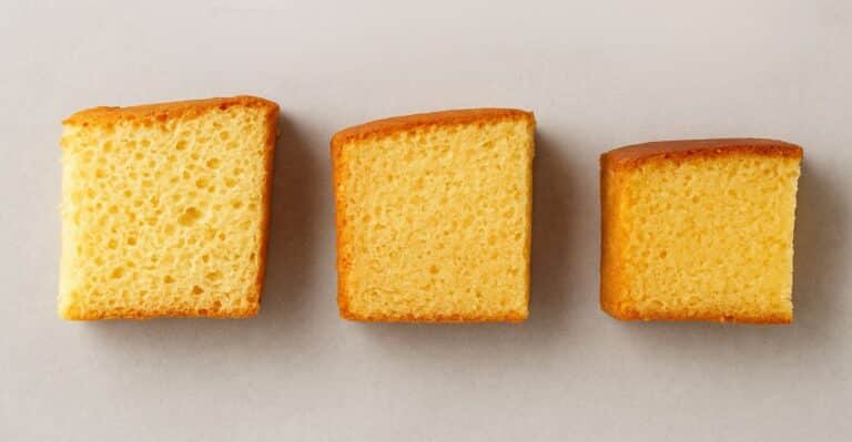 diferenças das massas de bolo Chiffon, pão de ló e amanteigada. pedaços de bolo lado a lado.