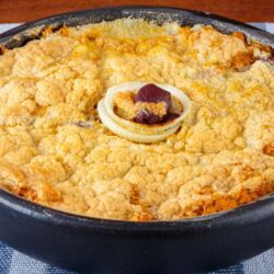 Torta capixaba servida em panela de barro com frutos do mar – comida típica do Sudeste.