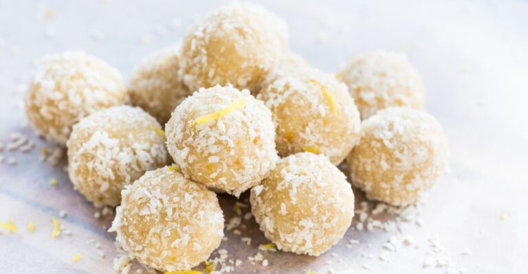 trufas rústicas de limão, cobertas com coco e servidas em bandeja de alumínio.