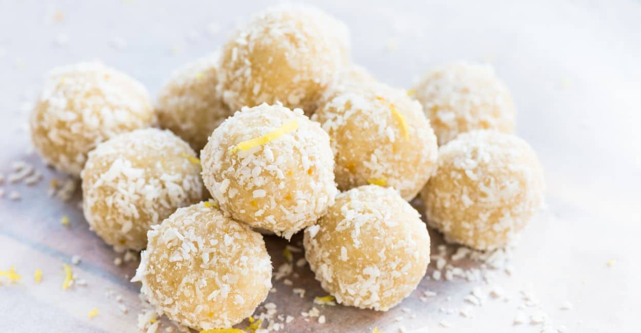 trufas rústicas de limão, cobertas com coco e servidas em bandeja de alumínio.