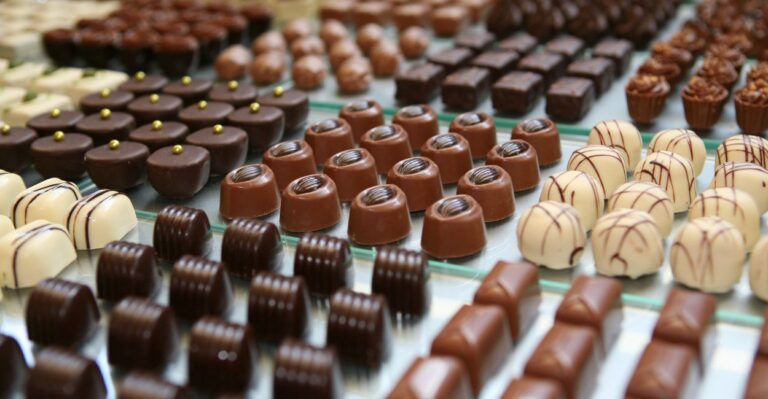 Trufas de chocolate artesanais de vários sabores sobre uma mesa.