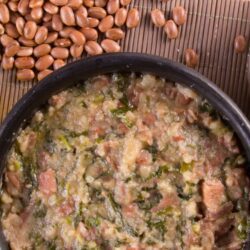 Prato de tutu de feijão, comida típica do Sudeste do Brasil.