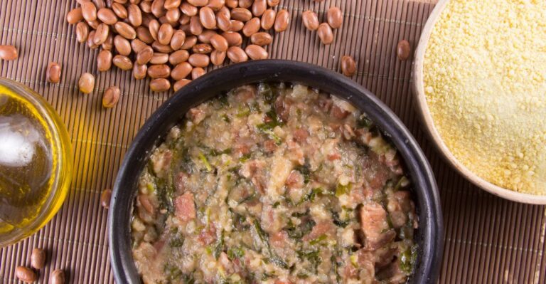 Prato de tutu de feijão, comida típica do Sudeste do Brasil.