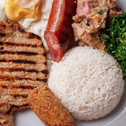 Prato de Virado à Paulista com arroz, tutu de feijão, couve, torresmo e ovo frito – comida típica do Sudeste brasileiro.