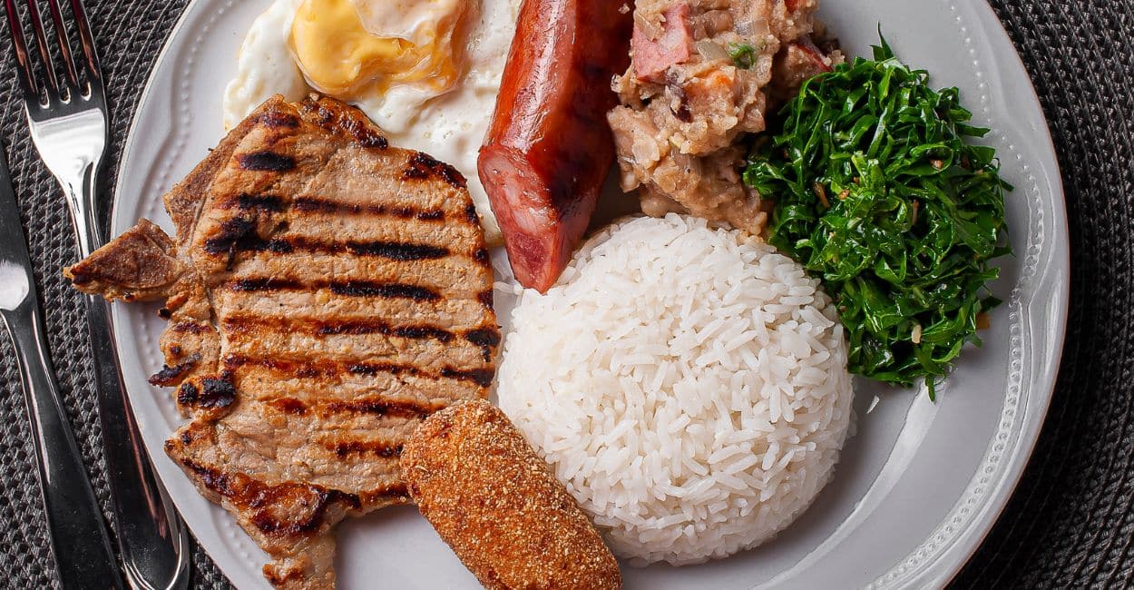 Prato de Virado à Paulista com arroz, tutu de feijão, couve, torresmo e ovo frito – comida típica do Sudeste brasileiro.
