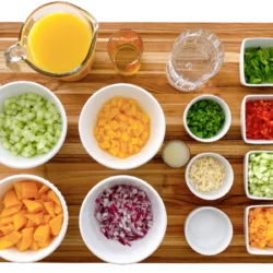 Mise en place de Ingredientes frescos organizados em tigelas separadas.
