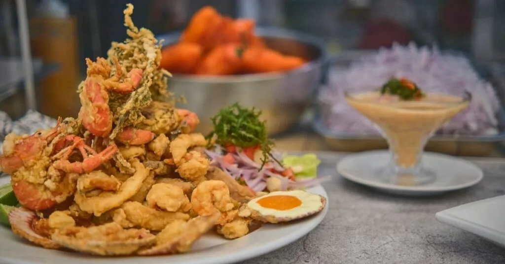 Prato de jalea peruana com frutos do mar empanados – exemplo típico de comidas com J.