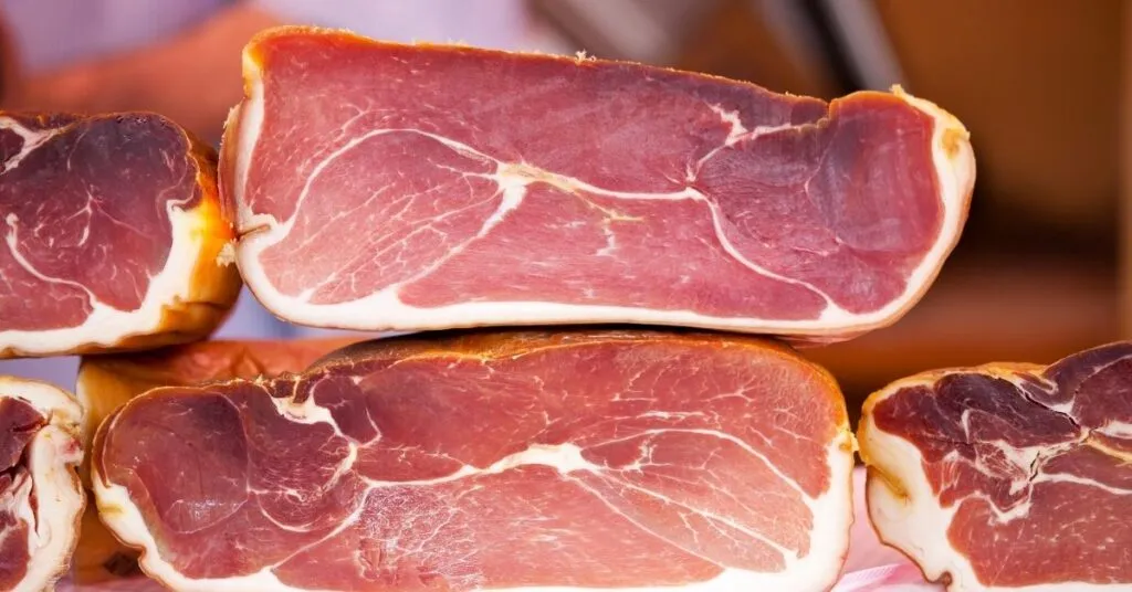 Fatias finas de Jambon de Bayonne – iguaria entre as comidas com J.