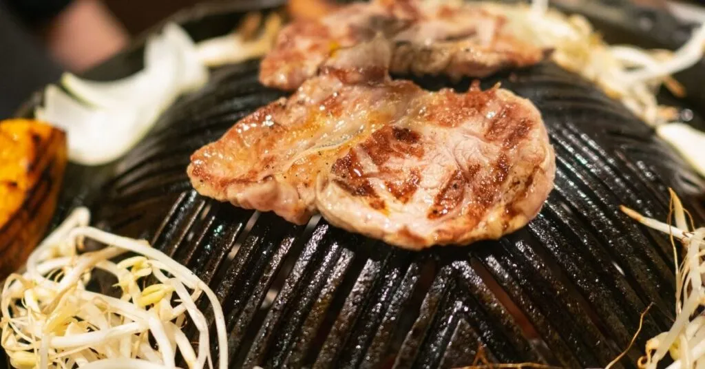 Jingisukan servido em grelha de ferro – destaque entre as comidas com J da culinária japonesa.