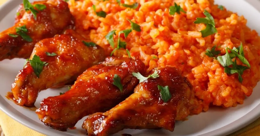 Jollof Rice servido com legumes e frango grelhado – prato típico entre as comidas com J da culinária africana.