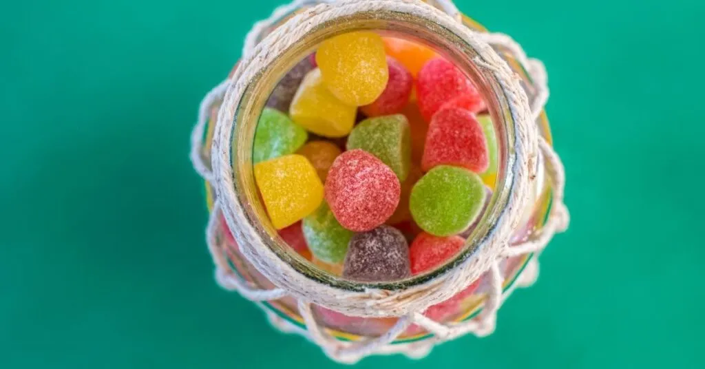 Jujubas coloridas em forma de pequenos doces gelatinosos – doces populares entre as comidas com J.