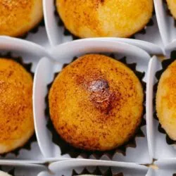 Brigadeiro gourmet de creme brûlée, com cobertura crocante de açúcar caramelizado.