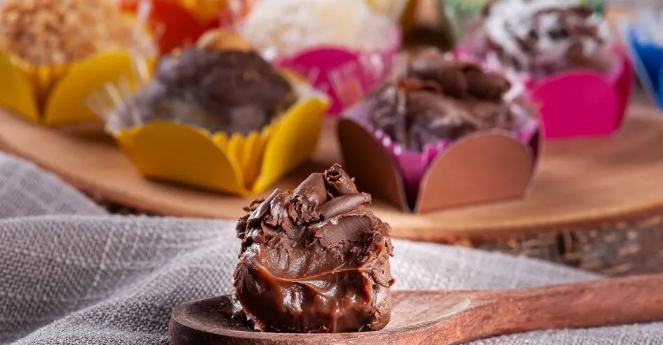 Brigadeiro gourmet de Nutella com cobertura de chocolate granulado em forminha elegante.