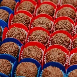Brigadeiro gourmet tradicional coberto com granulado de chocolate.