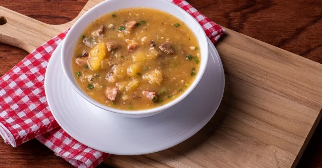 Prato de vaca atolada com mandioca cozida, comida de festa junina salgada.
