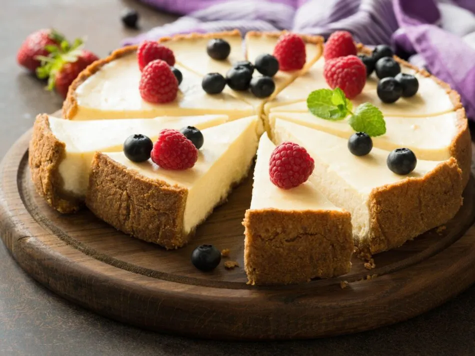 Cheesecake com creme de queijo e cobertura suave.