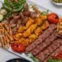 prato servido com vários pratos da culinária árabe.