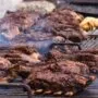 parrilha argentina com muitas carnes na brasa comida tipica da culinária argentina