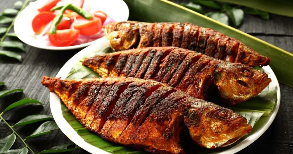 Peixe assado envolto em folha de bananeira, prato típico da culinária indígena brasileira.