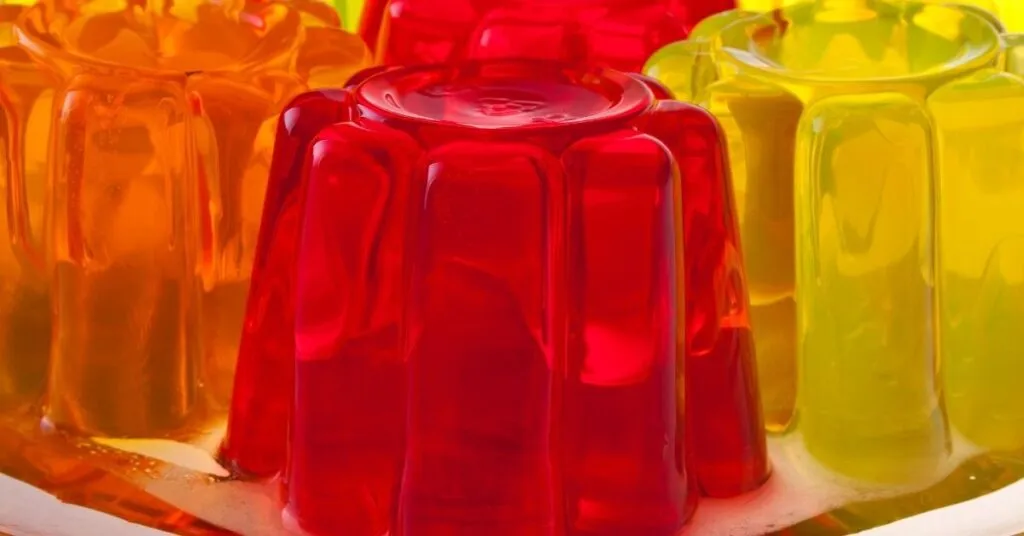 Sobremesa colorida de Jell-O servida em taças – exemplo divertido de comidas com J.