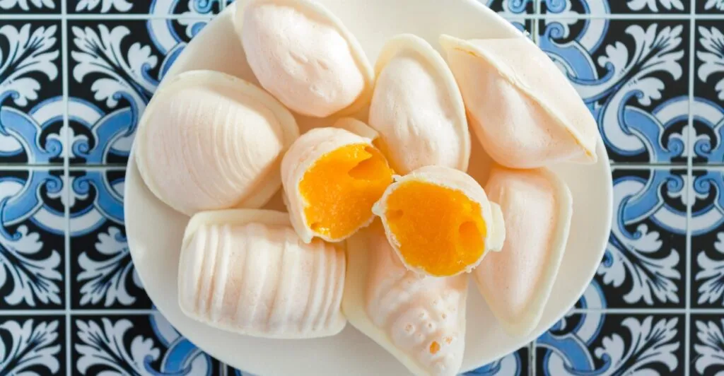 Ovos moles de Aveiro embalados em hóstias tradicionais, doce típico da culinária portuguesa.