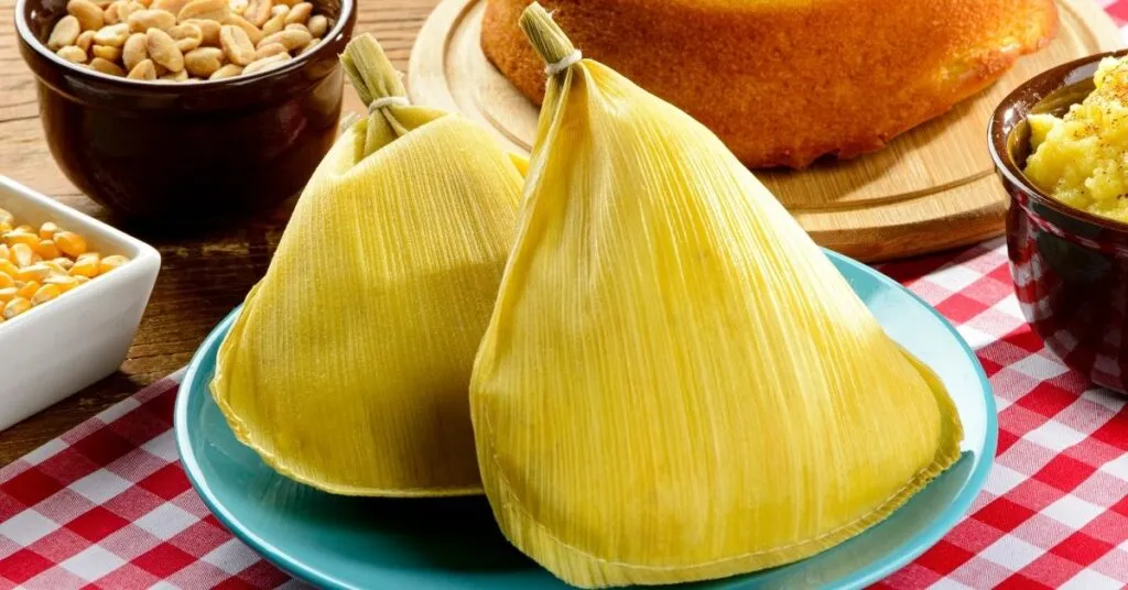 Pamonha salgada embrulhada em folhas de milho, comida de festa junina salgada.