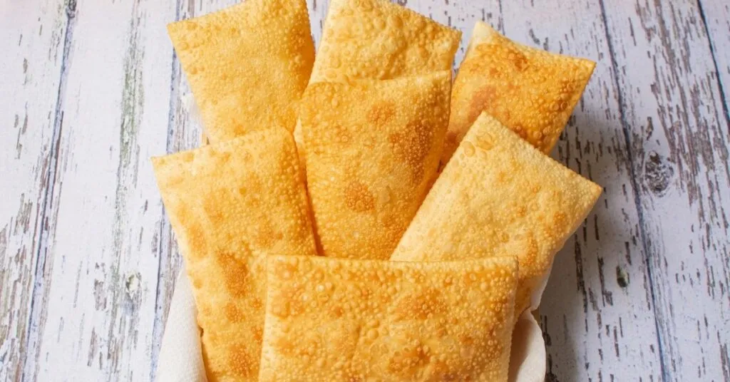 Pastel frito crocante recheado com carne, comida de festa junina salgada.