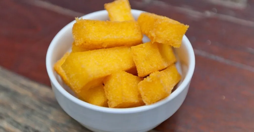 Palitos de polenta frita dourados e crocantes, comida de festa junina salgada.