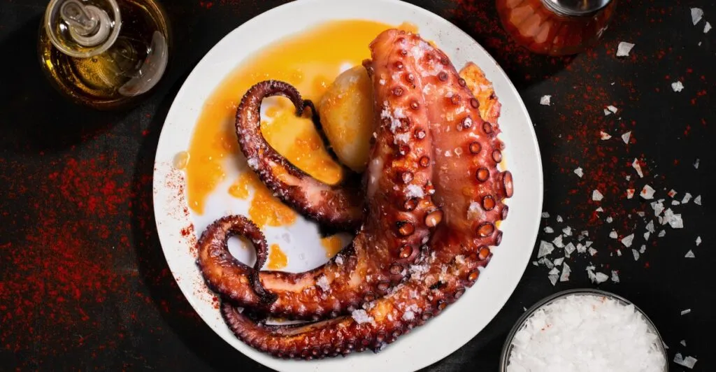 Polvo à Lagareiro assado com batatas ao murro e alho, servido com azeite, prato típico da culinária portuguesa.